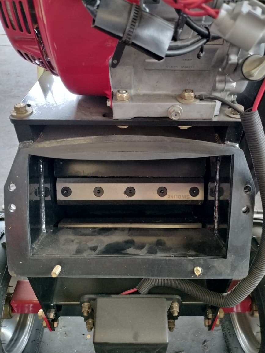 Foto Pisau Dalam Wood Chipper Light Duty