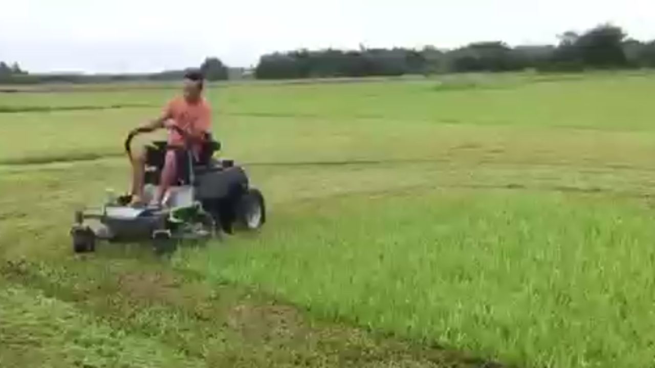 Video Lawn Mower di Lapangan