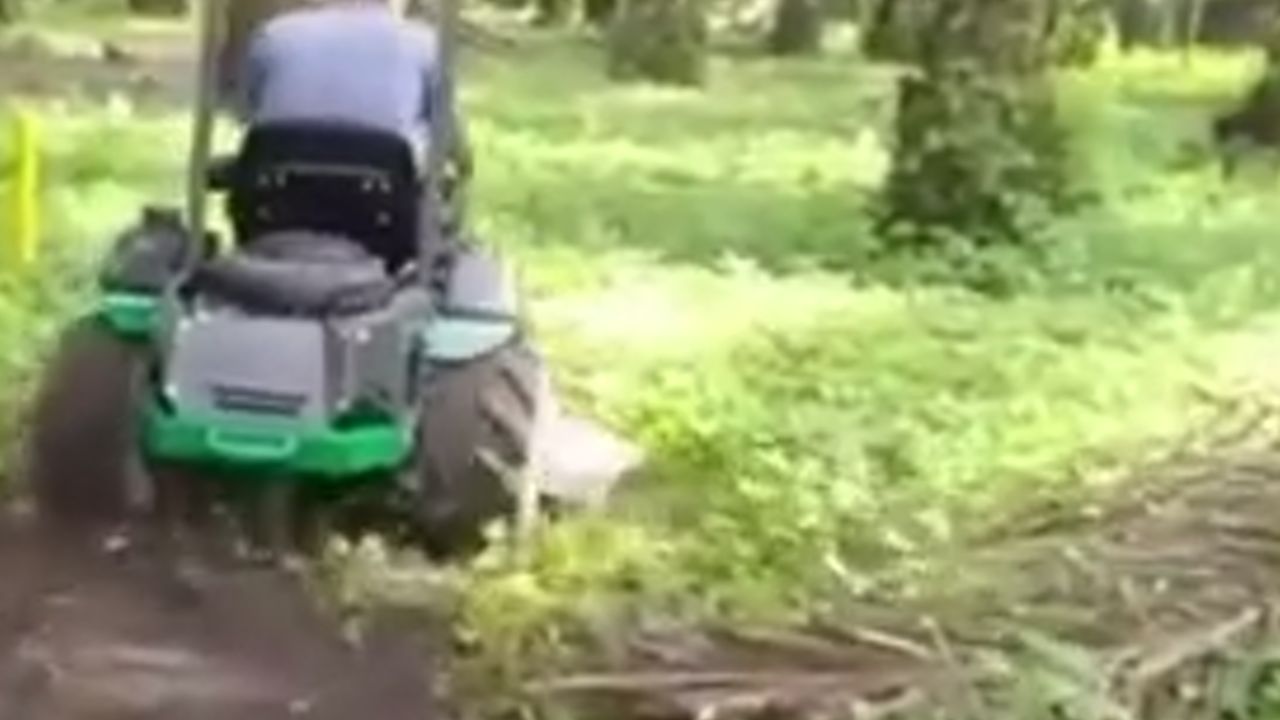 Video Lawn Mower di Lapangan